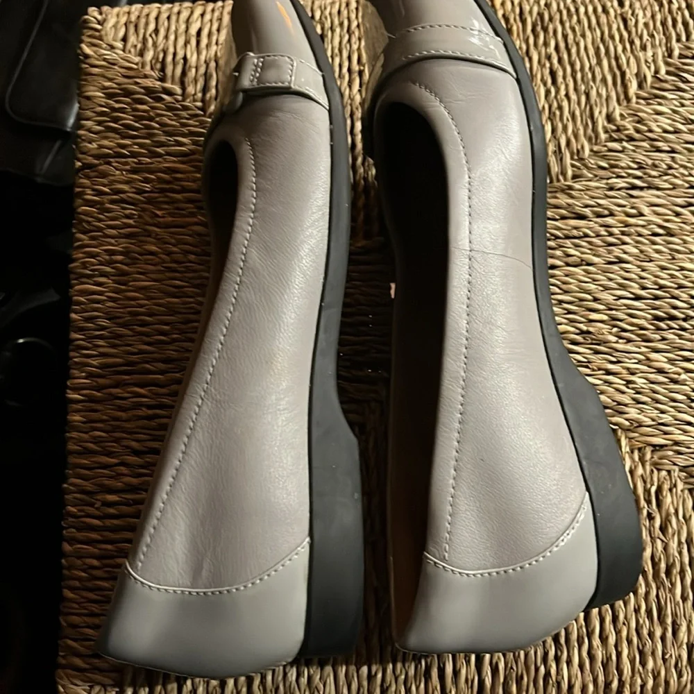 Clarks Unstructured Light Grey Patent Leather Ballet Flats Size 7.5 - Picture 6 of 6